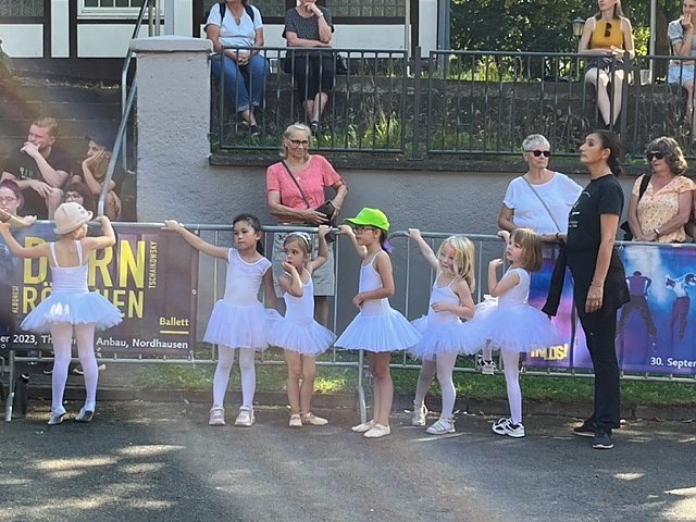 Die T&auml;nzer und T&auml;nzerinnen im Blauen Saal in Sondershausen