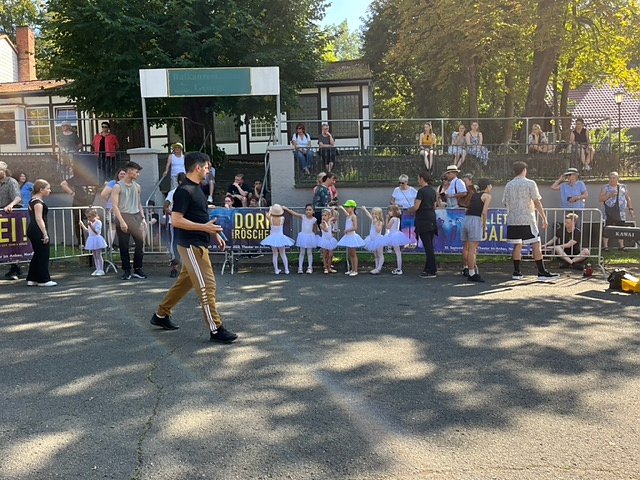 Die T&auml;nzer und T&auml;nzerinnen im Blauen Saal in Sondershausen