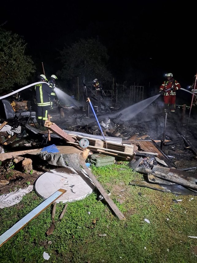 Gartenlaube stand in Flammen