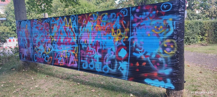 Projektteilnehner mit ihren Entw&uuml;rfen vor den einger&uuml;steten Silos