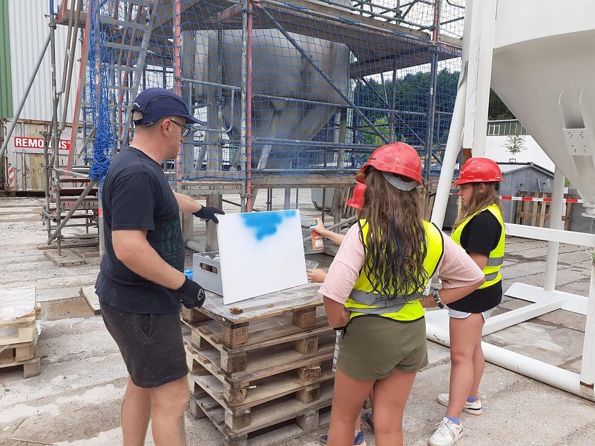 Projektteilnehner mit ihren Entw&uuml;rfen vor den einger&uuml;steten Silos