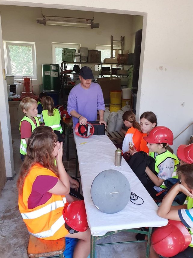 Projektteilnehner mit ihren Entw&uuml;rfen vor den einger&uuml;steten Silos