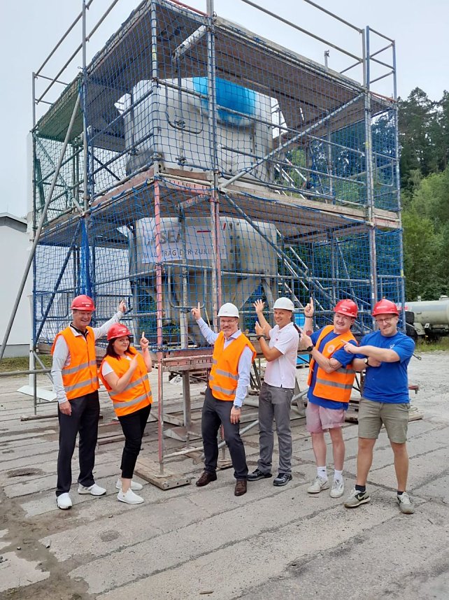 Projektteilnehner mit ihren Entw&uuml;rfen vor den einger&uuml;steten Silos
