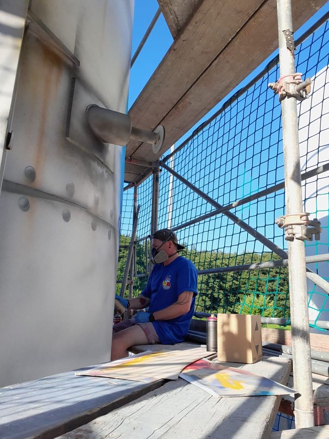 Projektteilnehner mit ihren Entw&uuml;rfen vor den einger&uuml;steten Silos