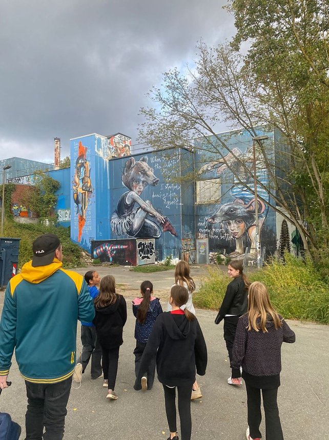 Projektteilnehner mit ihren Entw&uuml;rfen vor den einger&uuml;steten Silos