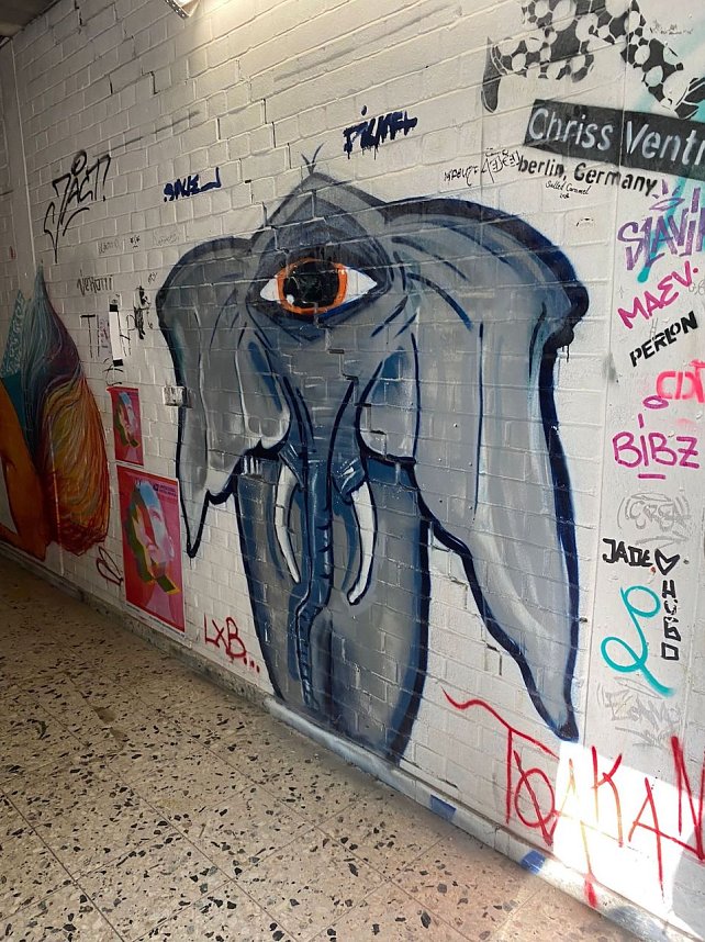 Projektteilnehner mit ihren Entw&uuml;rfen vor den einger&uuml;steten Silos