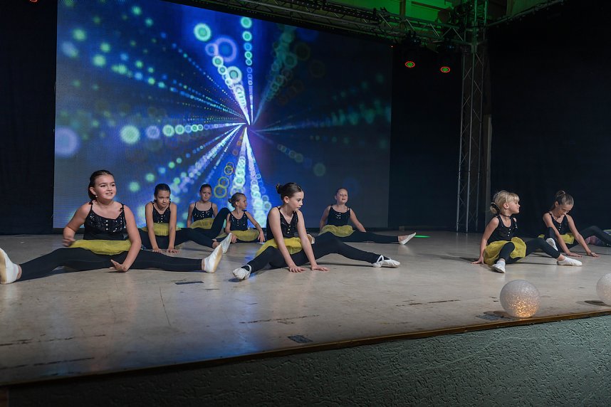 Volle Festhalle in Sundhausen beim Auftritt der jungen T&auml;nzerinnen und T&auml;nzer von More Esprit