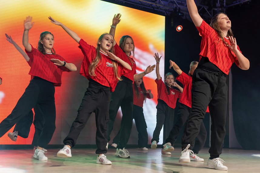 Volle Festhalle in Sundhausen beim Auftritt der jungen T&auml;nzerinnen und T&auml;nzer von More Esprit