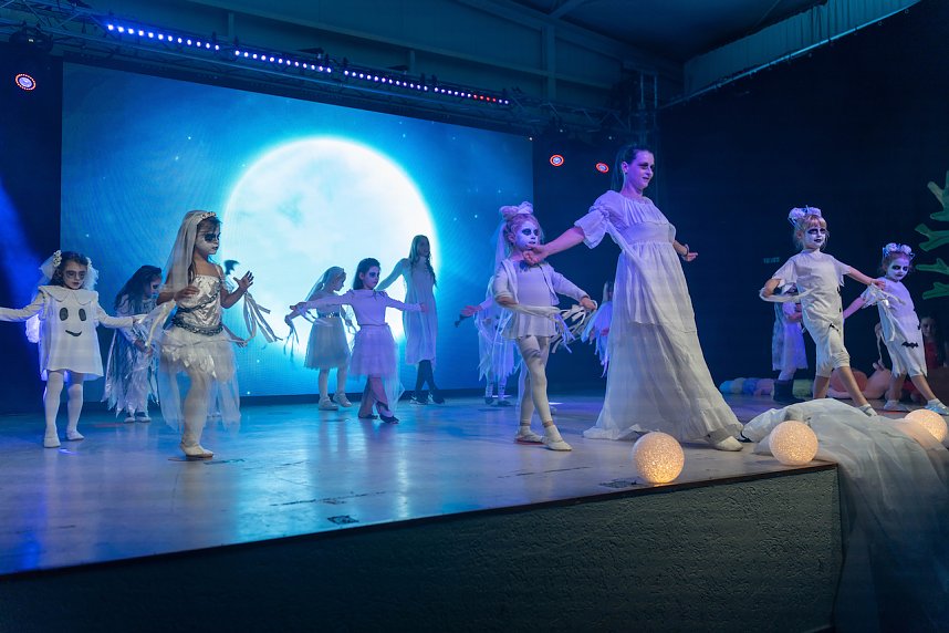 Volle Festhalle in Sundhausen beim Auftritt der jungen T&auml;nzerinnen und T&auml;nzer von More Esprit