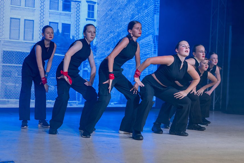 Volle Festhalle in Sundhausen beim Auftritt der jungen T&auml;nzerinnen und T&auml;nzer von More Esprit