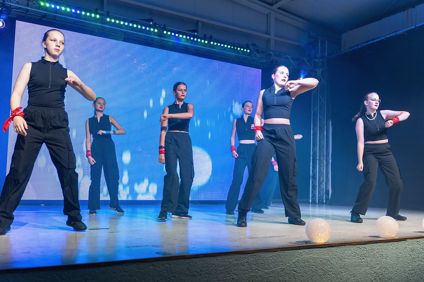 Volle Festhalle in Sundhausen beim Auftritt der jungen T&auml;nzerinnen und T&auml;nzer von More Esprit