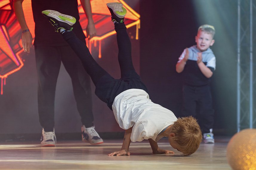 Volle Festhalle in Sundhausen beim Auftritt der jungen T&auml;nzerinnen und T&auml;nzer von More Esprit