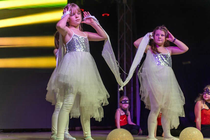 Volle Festhalle in Sundhausen beim Auftritt der jungen T&auml;nzerinnen und T&auml;nzer von More Esprit