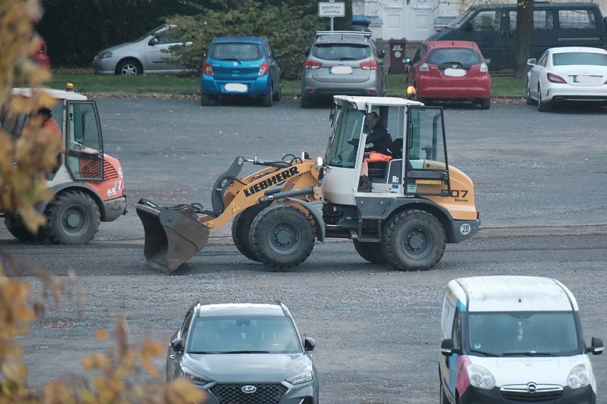 L&ouml;cher stopfen auf dem August-Bebel-Platz