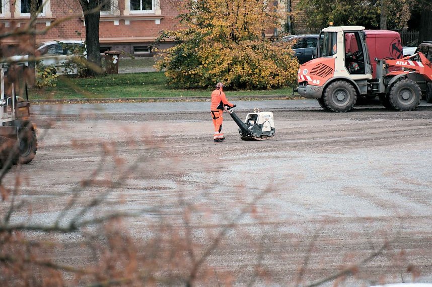 L&ouml;cher stopfen auf dem August-Bebel-Platz