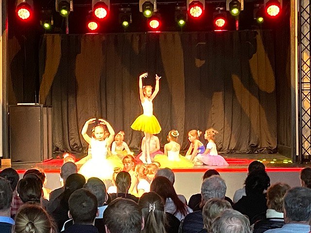 Tanzschule Radeva gastierte im Sondersh&auml;user Klubhaus Stocksen