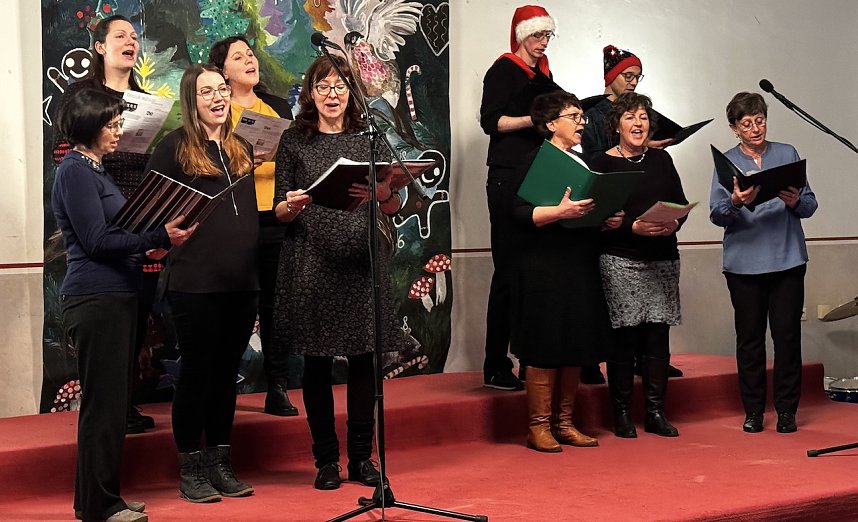 Der Lehrerchor des Herder-Gymnasiums verbreitete ebenfalls weihnachtliche Stimmung