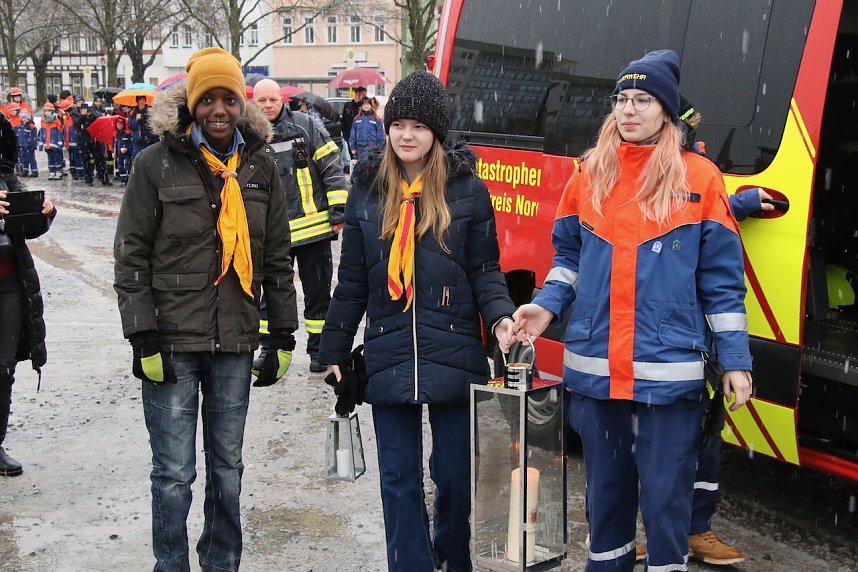 Das Friedenslicht aus Bethlehem wurde heute auf dem August-Bebel-Platz verteilt