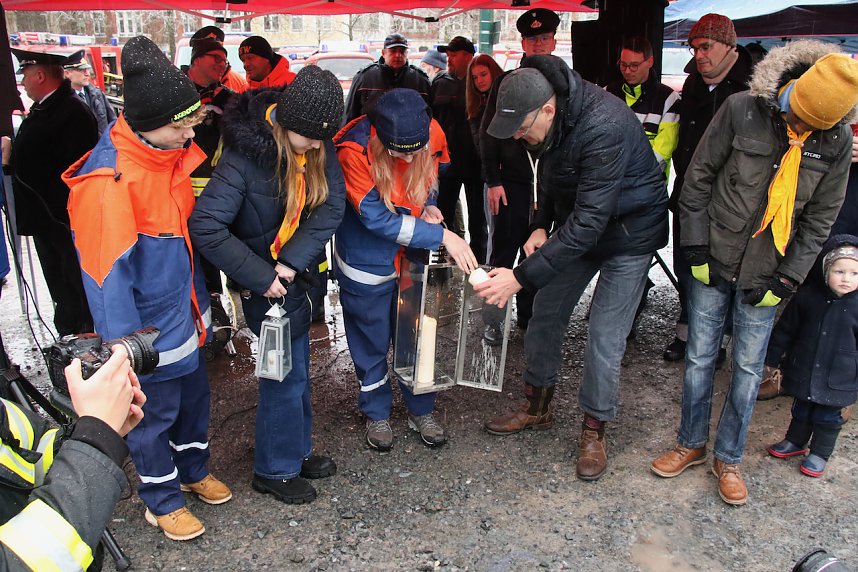 Das Friedenslicht aus Bethlehem wurde heute auf dem August-Bebel-Platz verteilt