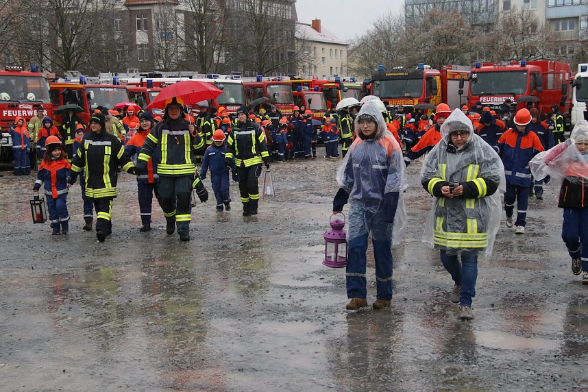 Das Friedenslicht aus Bethlehem wurde heute auf dem August-Bebel-Platz verteilt