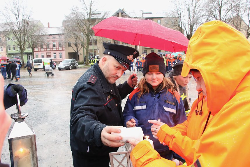 Das Friedenslicht aus Bethlehem wurde heute auf dem August-Bebel-Platz verteilt