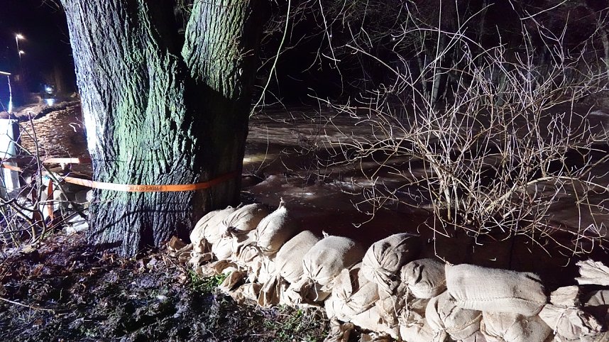 Einsatzkr&auml;fte an Naglers M&uuml;hle