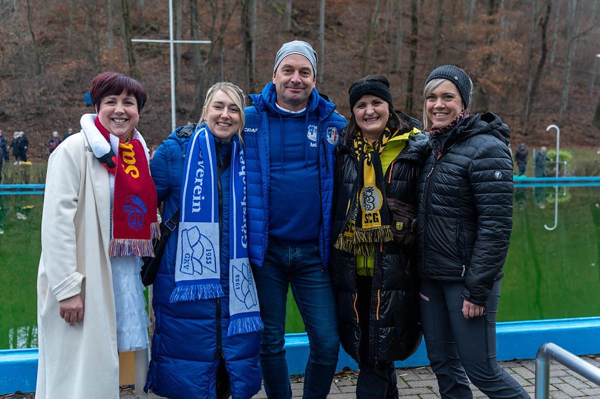 Traditionelles Anbaden im Neust&auml;dter Freibad bei f&uuml;nf Grad Wassertemperatur 