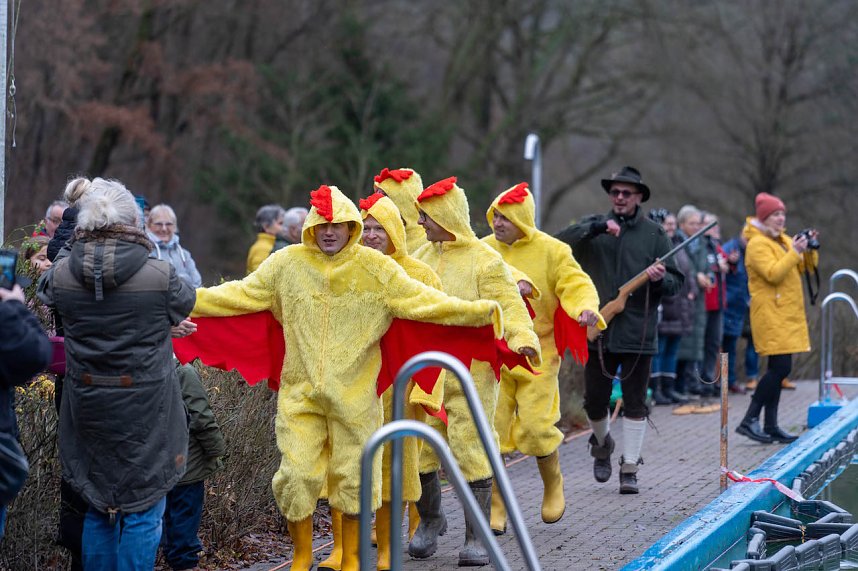 Traditionelles Anbaden im Neust&auml;dter Freibad bei f&uuml;nf Grad Wassertemperatur 