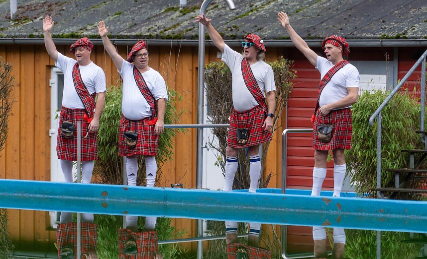 Traditionelles Anbaden im Neust&auml;dter Freibad bei f&uuml;nf Grad Wassertemperatur 