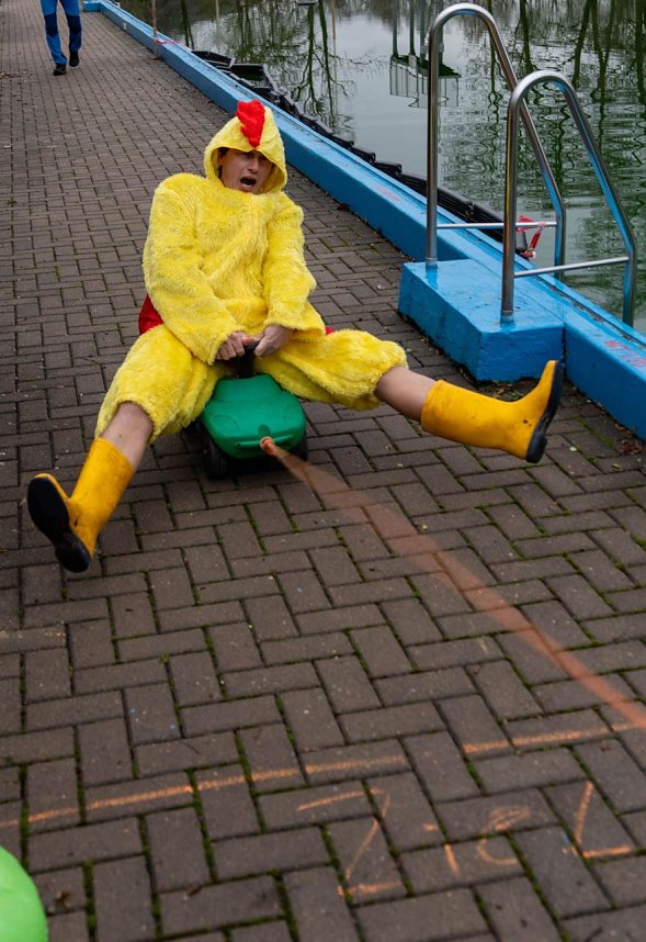 Traditionelles Anbaden im Neust&auml;dter Freibad bei f&uuml;nf Grad Wassertemperatur 