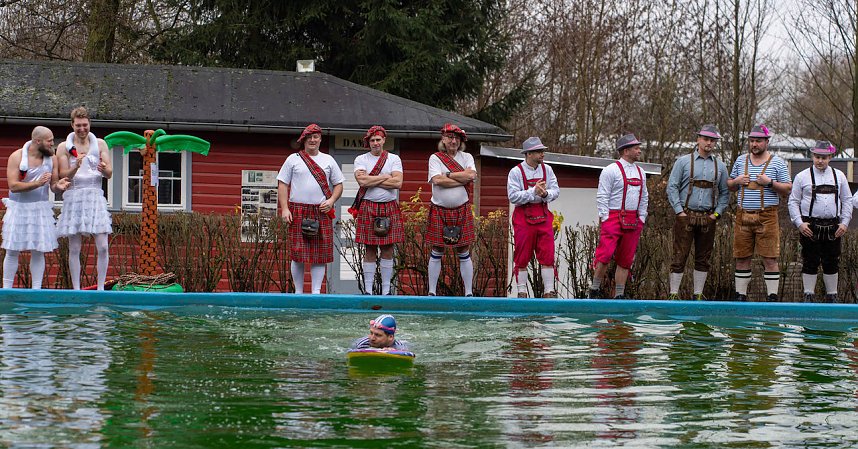 Traditionelles Anbaden im Neust&auml;dter Freibad bei f&uuml;nf Grad Wassertemperatur 