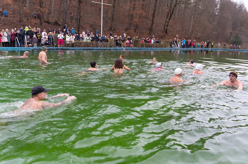 Traditionelles Anbaden im Neust&auml;dter Freibad bei f&uuml;nf Grad Wassertemperatur 