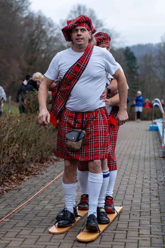 Traditionelles Anbaden im Neust&auml;dter Freibad bei f&uuml;nf Grad Wassertemperatur 