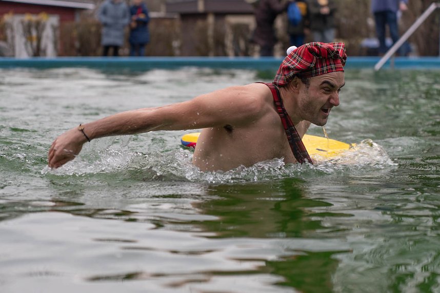 Traditionelles Anbaden im Neust&auml;dter Freibad bei f&uuml;nf Grad Wassertemperatur 