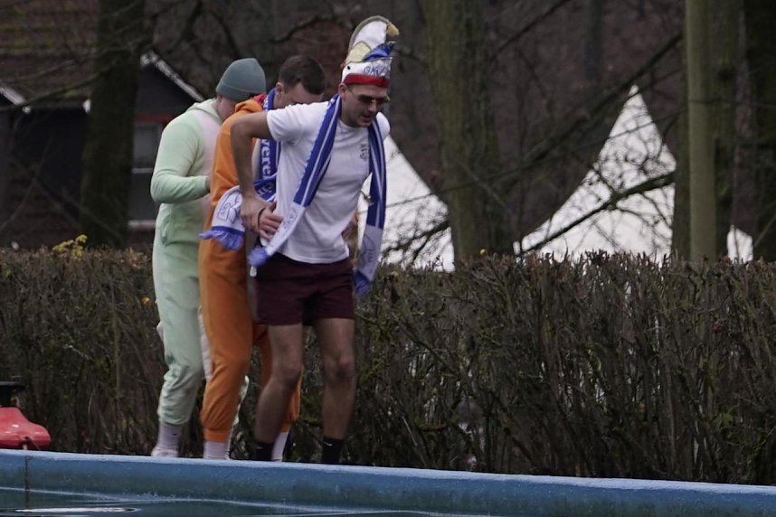 Traditionelles Anbaden im Neust&auml;dter Freibad bei f&uuml;nf Grad Wassertemperatur 