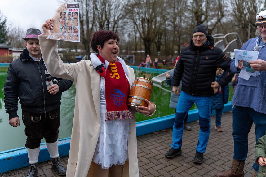 Traditionelles Anbaden im Neust&auml;dter Freibad bei f&uuml;nf Grad Wassertemperatur 