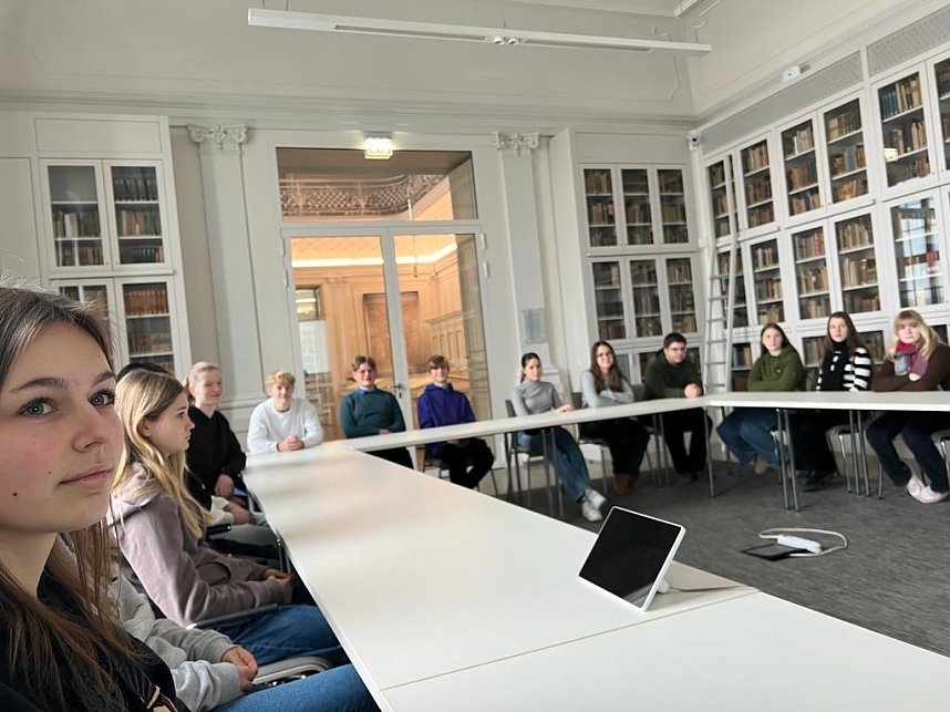 Die Klassen 10.2 und 10.5 im Foyer des Literaturarchivs