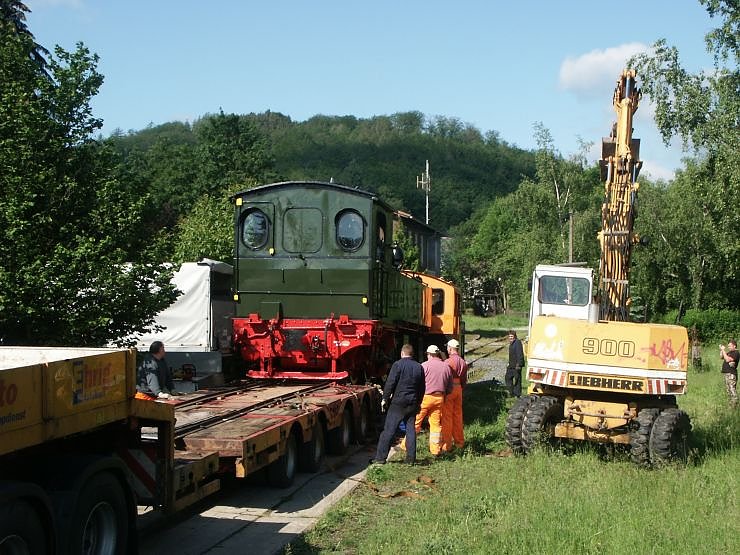 &Uuml;ber eine Rampe wird die 99 5902 im Bahnhof