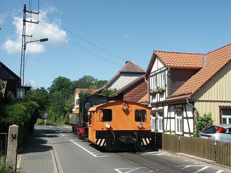 Im Schlepp der K&ouml;-Lok 199 011 ist die 99 5902 auf dem