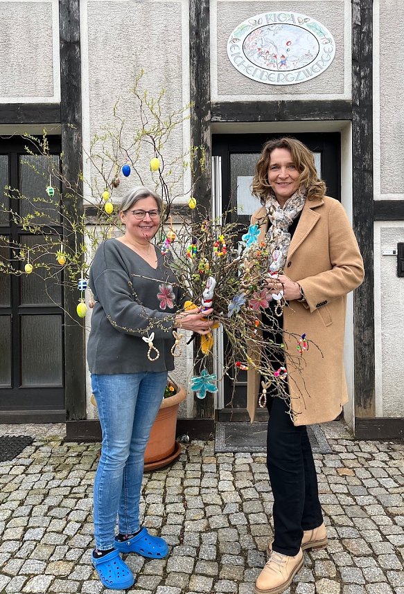  Kita-Leiterin Ute Gerhardt &uuml;bergibt Jana Z&ouml;ller einen bunten Osterstrau&szlig;, den die Kinder der Eichenbergzwerge gebastelt haben