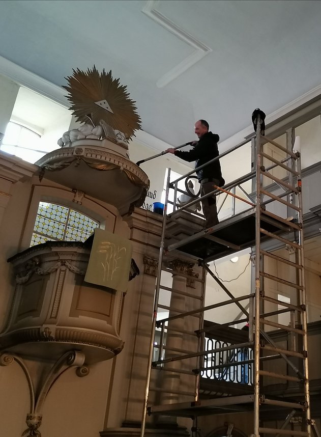Fr&uuml;hjahrsputz in der St. Laurentius- Kirche am Werk in Sundhausen