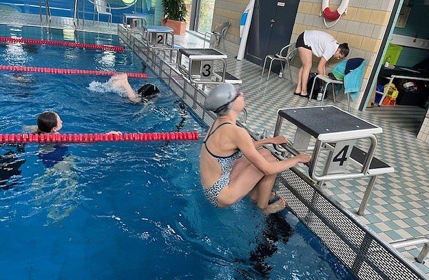 Schwimmfest mit Schwimmern aus acht St&auml;dten