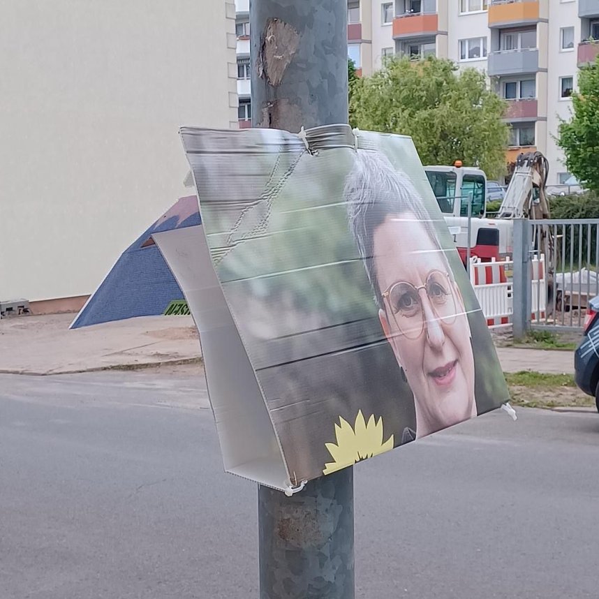 Zerst&ouml;rte Plakate im Kommunalwahlkampf