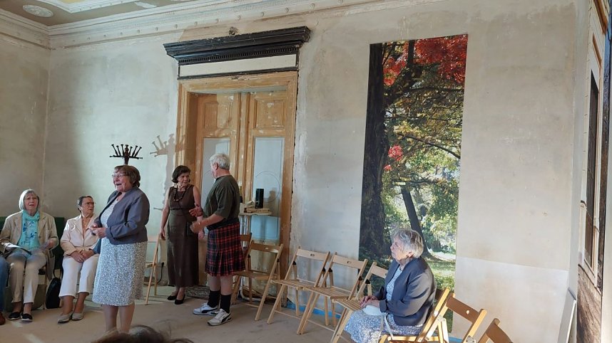 Ausverkaufte Premiere der "Silberdisteln" in der Villa Hohenrode