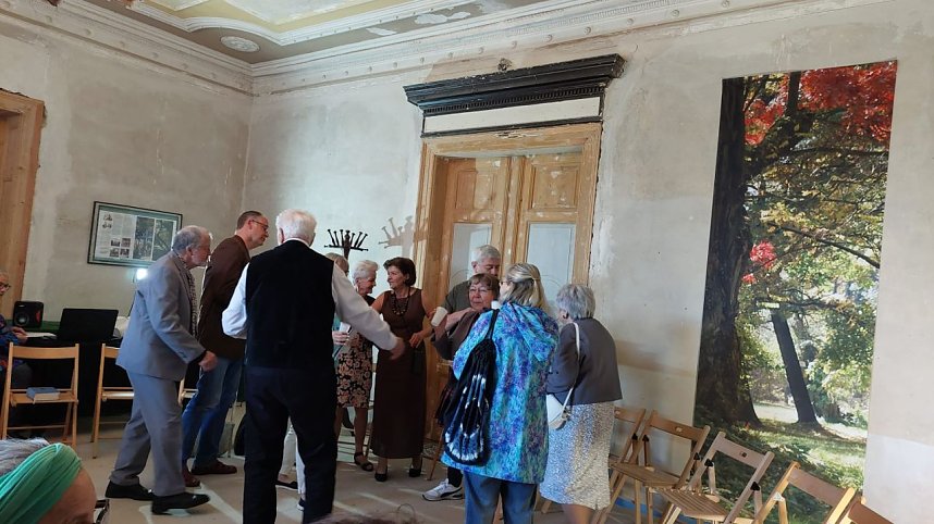 Ausverkaufte Premiere der "Silberdisteln" in der Villa Hohenrode