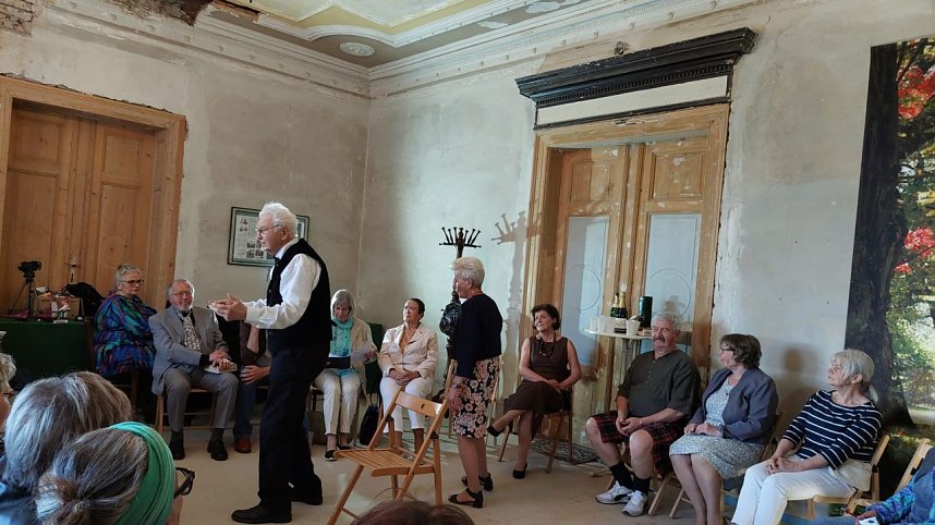 Ausverkaufte Premiere der "Silberdisteln" in der Villa Hohenrode