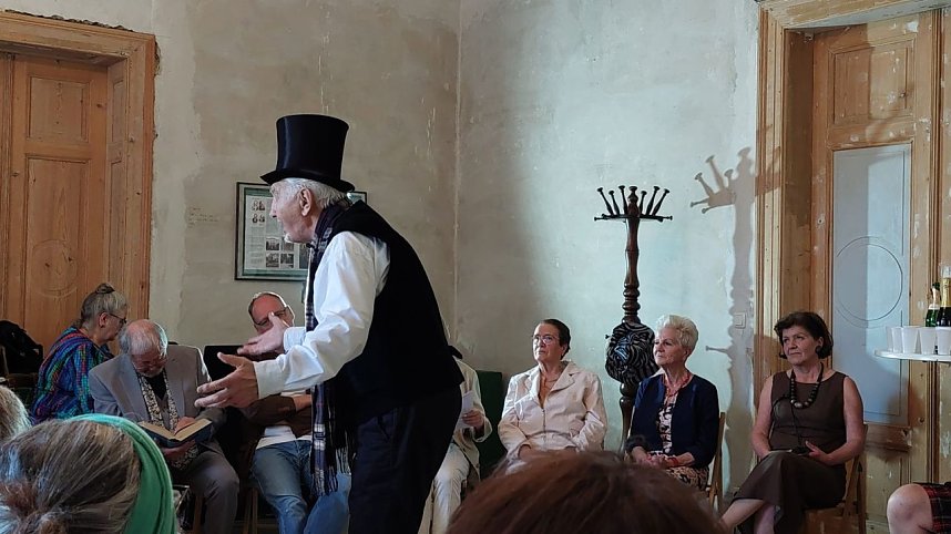 Ausverkaufte Premiere der "Silberdisteln" in der Villa Hohenrode