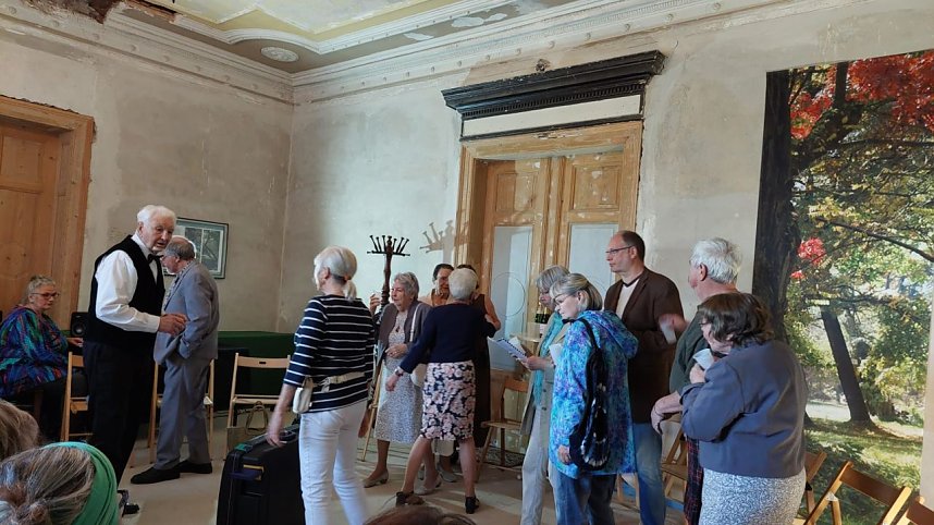 Ausverkaufte Premiere der "Silberdisteln" in der Villa Hohenrode