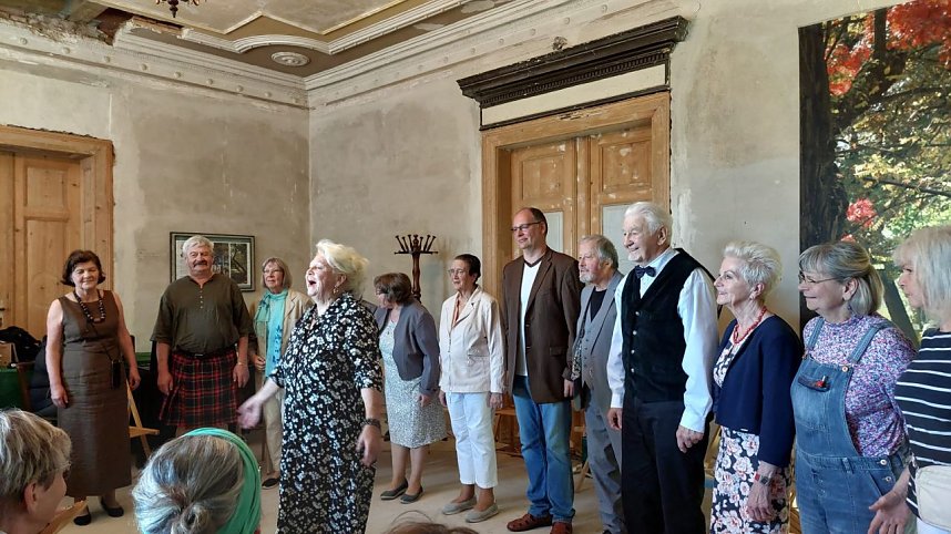 Ausverkaufte Premiere der "Silberdisteln" in der Villa Hohenrode