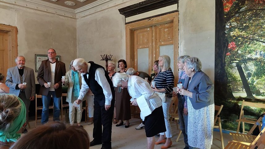 Ausverkaufte Premiere der "Silberdisteln" in der Villa Hohenrode